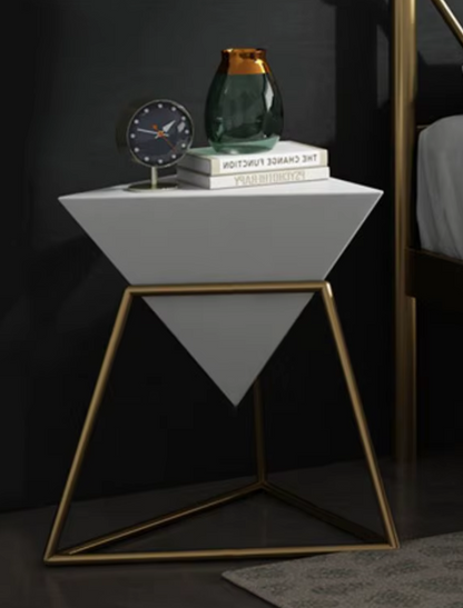 Design Bijzettafel 'Pyramid' – Geometrisch Metaal | Zwart of Wit – Moderne Luxe Stijl 46x55cm