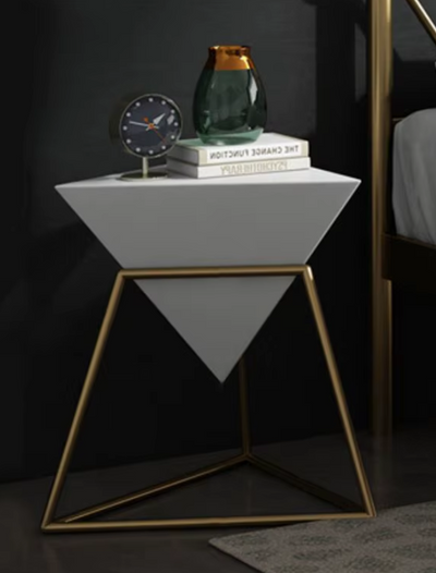 Design Bijzettafel 'Pyramid' – Geometrisch Metaal | Zwart of Wit – Moderne Luxe Stijl 46x55cm