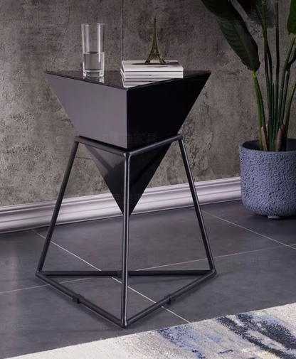 Design Bijzettafel 'Pyramid' – Geometrisch Metaal | Zwart of Wit – Moderne Luxe Stijl 46x55cm