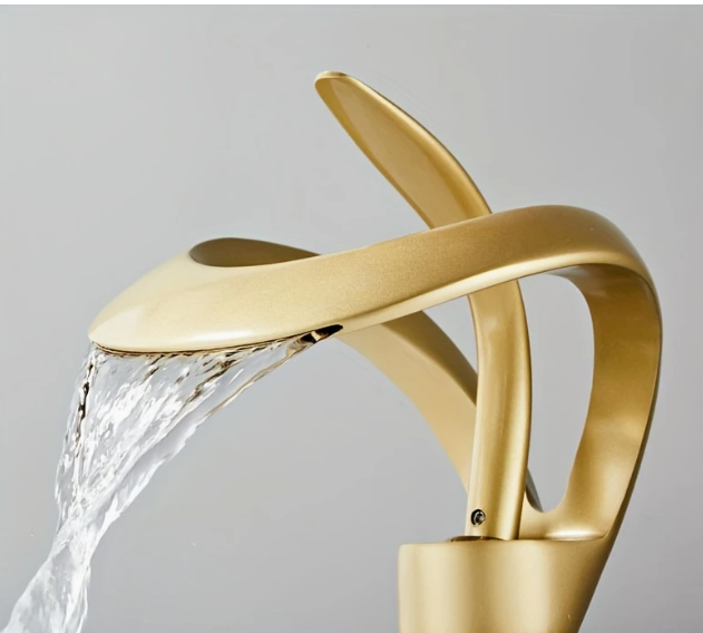 Design wastafelkraan in geborsteld goud met sierlijke gebogen uitloop en geïntegreerde handgreep, gemonteerd op witte wastafel; water stroomt soepel uit de kraan, die zich bevindt in een moderne badkamer met minimalistische uitstraling, een stijlvolle en functionele blikvanger die luxe en elegantie toevoegt aan hedendaags sanitair