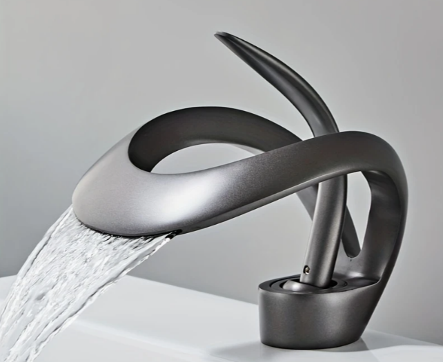 Design wastafelkraan in sculpturale lusvorm met glanzende chroomafwerking, gemonteerd op witte wastafel met stromend water; kraan combineert een minimalistische stijl met artistieke elegantie en functionele werking, een opvallende blikvanger in moderne badkamer met strakke lijnen en neutrale tinten