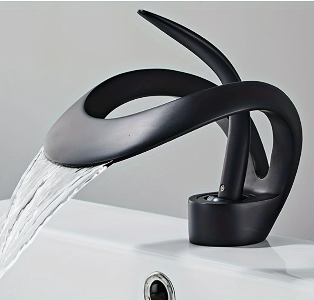 Design wastafelkraan in mat zwarte afwerking met elegant gebogen sculpturale vorm, gemonteerd op witte wastafel; water stroomt vloeiend uit de kraan in een moderne badkamersetting met neutrale grijze achterwand; een stijlvolle en functionele kraan die luxe en minimalisme combineert in hedendaags sanitair