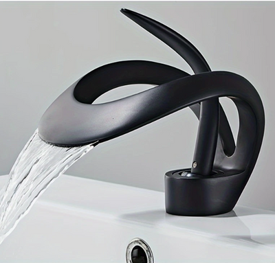 Design wastafelkraan in mat zwarte afwerking met elegant gebogen sculpturale vorm, gemonteerd op witte wastafel; water stroomt vloeiend uit de kraan in een moderne badkamersetting met neutrale grijze achterwand; een stijlvolle en functionele kraan die luxe en minimalisme combineert in hedendaags sanitair