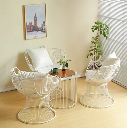 Italiaanse Design Draadstoel in Witte Metaal met Kussen – Moderne Lounge Chair voor buiten