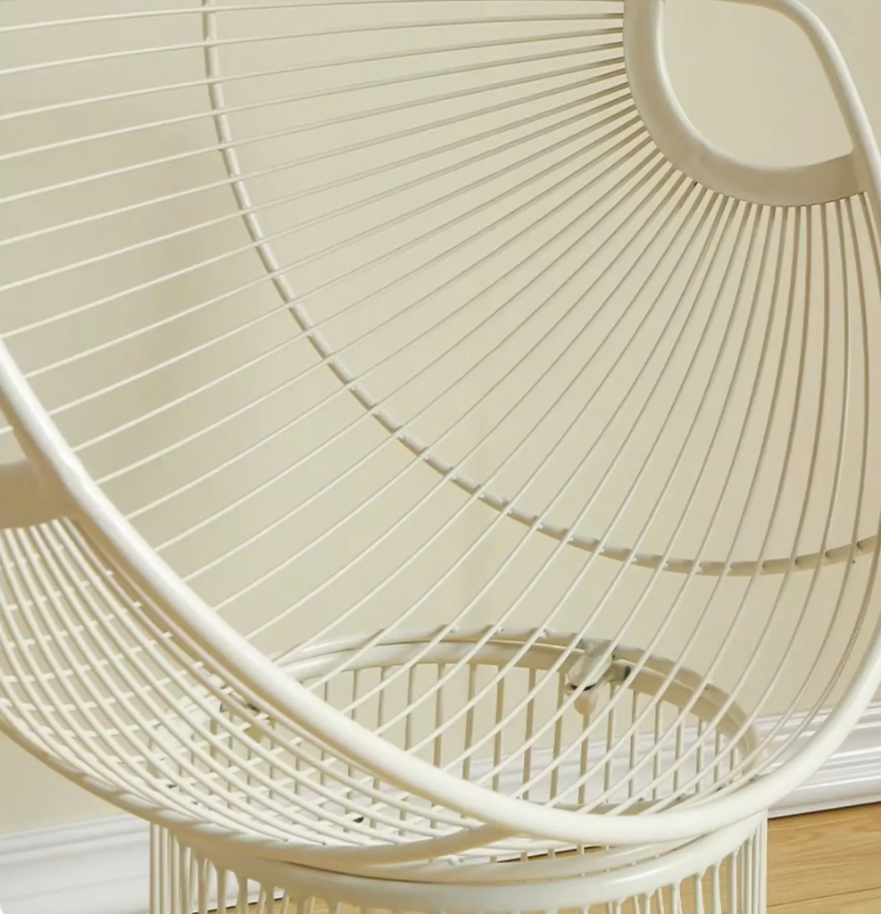 Italiaanse Design Draadstoel in Witte Metaal met Kussen – Moderne Lounge Chair voor buiten