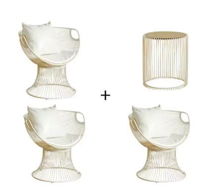 Drie identieke moderne draadstoelen met verticale latten en witte zitkussens, gecombineerd met een cilindervormige bijzettafel in bijpassend lattenontwerp. De stoelen zijn diagonaal gerangschikt met de tafel rechtsboven, wat een stijlvolle en luchtige compositie creëert — ideaal voor hedendaagse interieurs of buitenlounges.