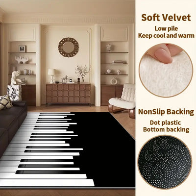 Woonkamer met zwart-wit piano design vloerkleed – laagpolig tapijt met toetsenbordmotief, zachte velvet textuur en antislip dot plastic backing, beige interieur met houten kast, ronde spiegel en decoratieve accessoires.