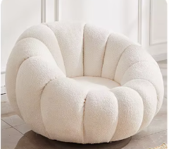 Home Fauteuil in wit – minimalistisch Nordic ontwerp met een pompoenvormige uitstraling, ideaal voor een rustige en elegante sfeer in je woonkamer.