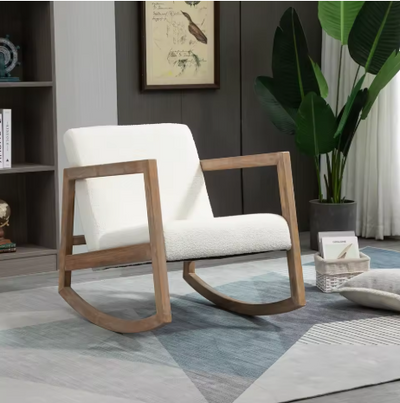 Homcom schommelstoel met witte schapenvachtbekleding, houten armleuningen en gebogen houten poten, geplaatst op blauw-grijs geometrisch vloerkleed naast groene kamerplant, boekenrek en vogelposter aan de muur in een moderne leeshoek