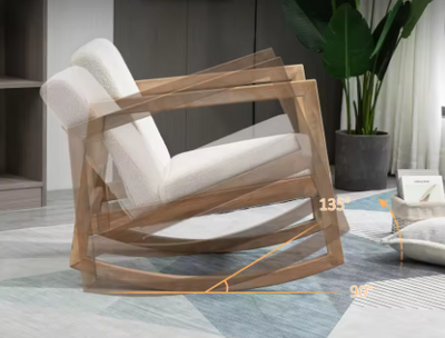Homcom schommelstoel in wit schapenvacht, houten frame in rustpositie (90°) en schommelfase (135°), weergegeven met illustratieve pijlen; geplaatst in leeshoek met plant, boekenrek en kussen met tijdschrift op geometrisch vloerkleed