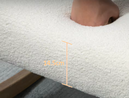 Close-up van hand die op witte, schapenvachtbeklede kussenzitting drukt om dikte (14,5 cm) te tonen; focus op zachtheid en comfort van Homcom schommelstoelzitkussen