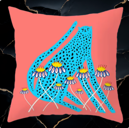 Modern luipaardontwerp op Azure Panther kussensloop – verfijnde illustratie die kunst en luxe combineert voor een eigentijdse woonruimte.