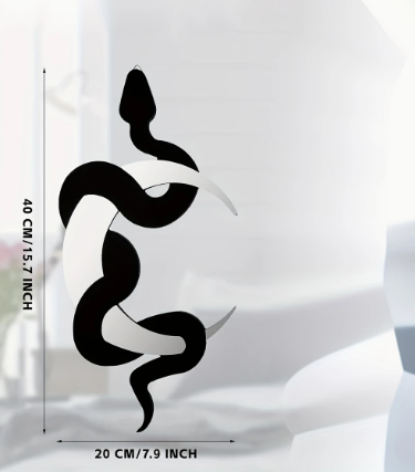 Decoratieve wandafbeelding in zwarte slangvorm met verticaal gewikkelde body, gemaakt van acryl, met afmetingen van 40 cm hoog en 20 cm breed; getoond tegen een lichte achtergrond met meubels in de verte, het silhouet accentueert het mystieke karakter van het ontwerp en vormt een krachtig visueel statement voor moderne, spirituele of minimalistische interieurs