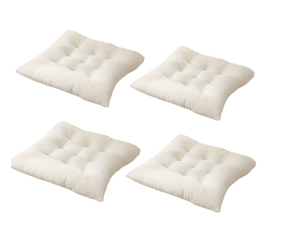 Set van 4 witte tufted stoelkussens met zachte textuur en centrale inkeping – comfortabele zitkussens voor eetkamerstoelen, banken of loungehoek in een licht interieur.