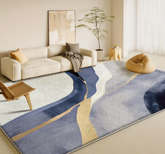 Modern fluwelen tapijt met blauwe en gouden accenten in een minimalistisch interieur.