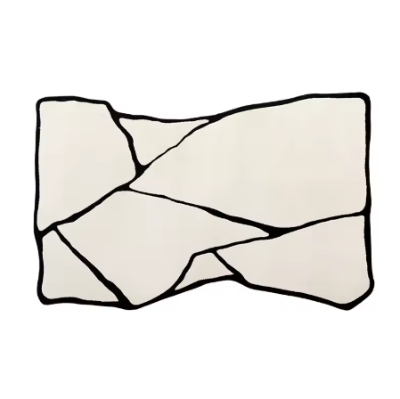 Abstract vloerkleed in rechthoekige vorm met lichtbeige achtergrond en patroon van grillige zwarte lijnen, die het oppervlak opdelen in onregelmatige fragmenten als gebroken scherven of topografische zones; afgebeeld zonder meubilair op neutrale ondergrond, een grafisch en modern tapijt dat visuele diepte en karakter toevoegt aan hedendaags interieur