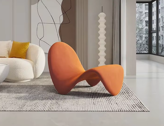Luxe lounge designstoel met sculpturaal ontwerp en ergonomisch comfort