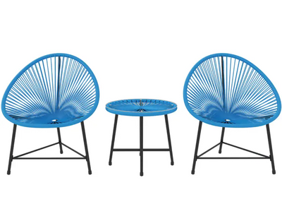 2-zits wicker bistroset in frisse blauwe kleur met twee stoelen en bijpassende ronde tafel, geplaatst op betegeld terras; stoelen en tafel hebben speels cirkelvormig design met stralend patroon en zwarte metalen poten; een luchtige en moderne tuinset die comfort en stijl combineert voor balkon, patio of kleine buitenruimte