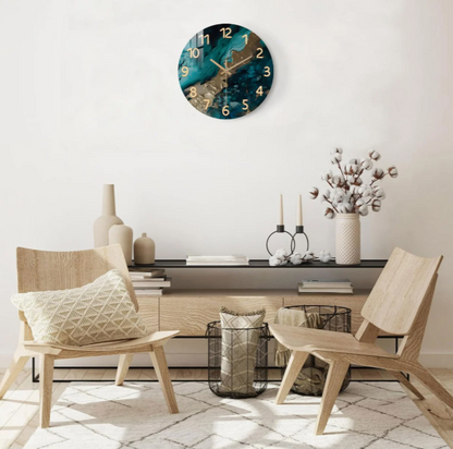 Klok met marmerpatroon en natuuraccenten in Scandinavisch interieur
